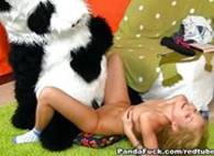 Sexy ragazza si diverte con il suo orso panda
